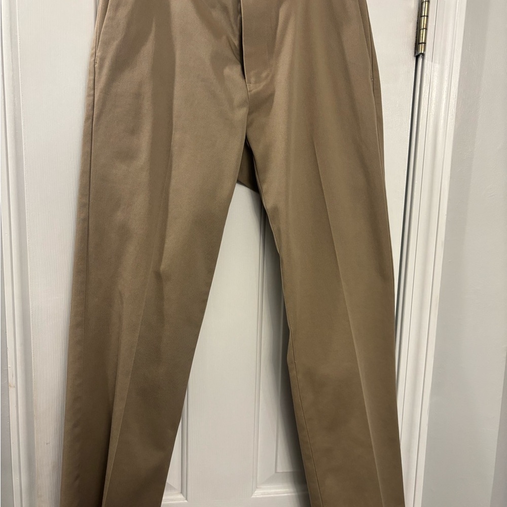 Roundtree & Yorke Classic Khaki Chinos